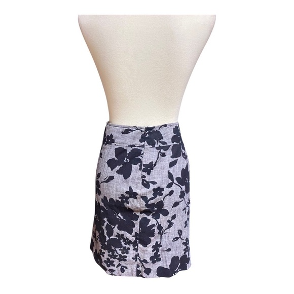 Like New! Ann Taylor Black and Gray Floral Skirt - Picture 2 of 5